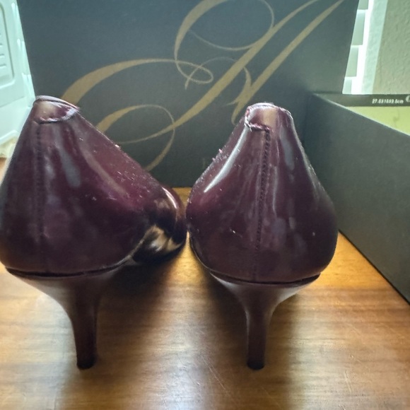 Elegant Burgundy Heels by Enzio Angiolini. Women’s sized 6 - Picture 4 of 10